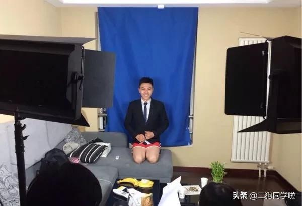 主持人短裤播新闻，大腿直接暴露，我被新闻联