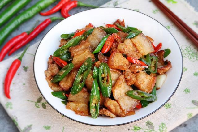 辣椒炒肉时，先炒肉还是辣椒？教你正确做法，肉质酥香不腻特下饭