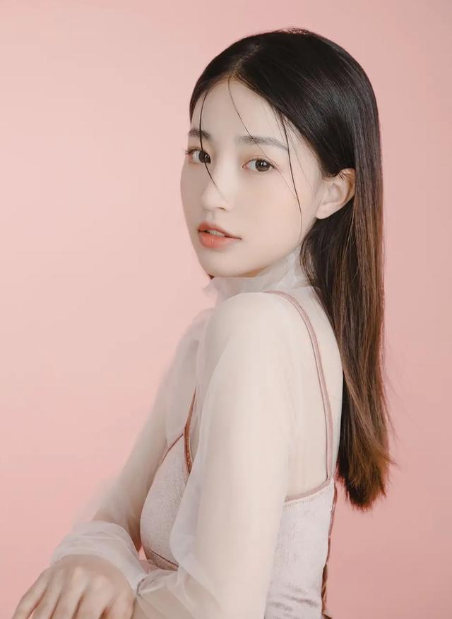 芙蓉不及美人妆，水殿风来珠翠香。