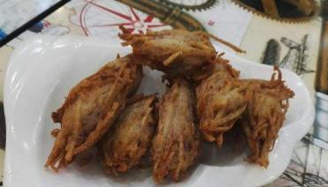 网红西施卖“另类”小吃，5元一个，路人嫌臭，