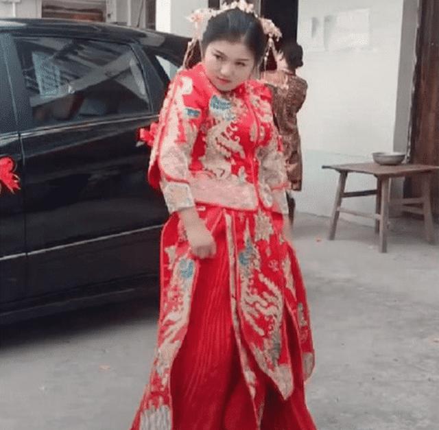 抖音“大胆新娘”火了，当撩起裙子的那一刻，简直就是有辱三观啊