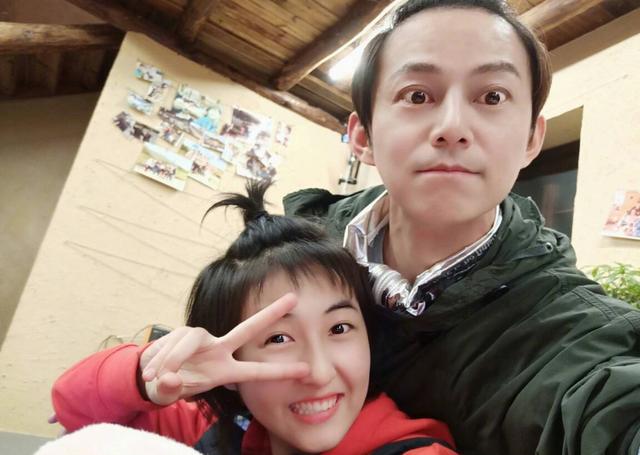 张子枫上节目只顾学习，看清卷子，真学假学一