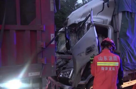 菏澤凌晨發生一起貨車追尾事故