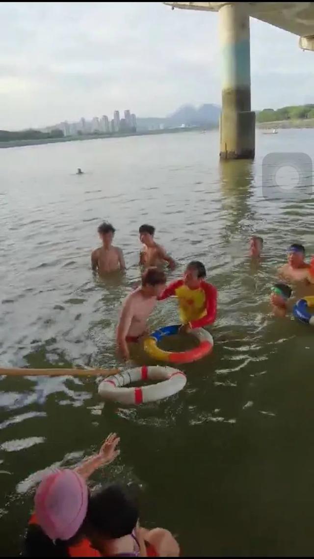 惊险！福建17岁少年不慎溺水，71岁老人挺身而出！