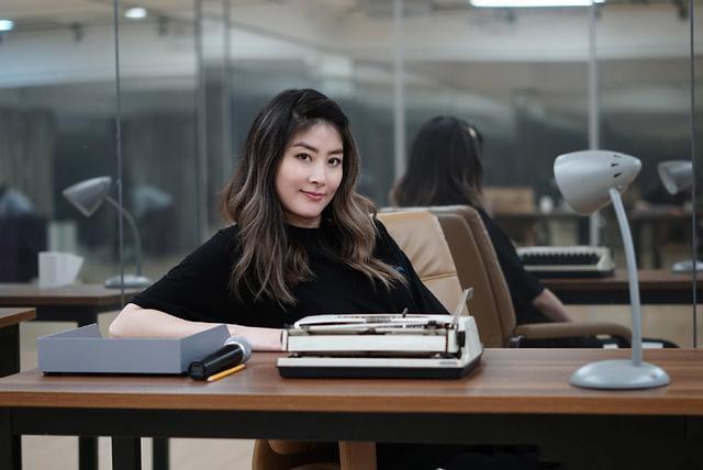 46岁陈慧琳近照曝光，与助理一同现身超市，打扮