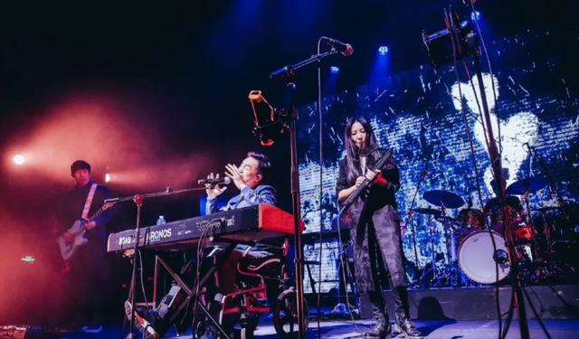 给那英、刘德华写歌，陪何炅走红毯，为什么她不红还招人爱？