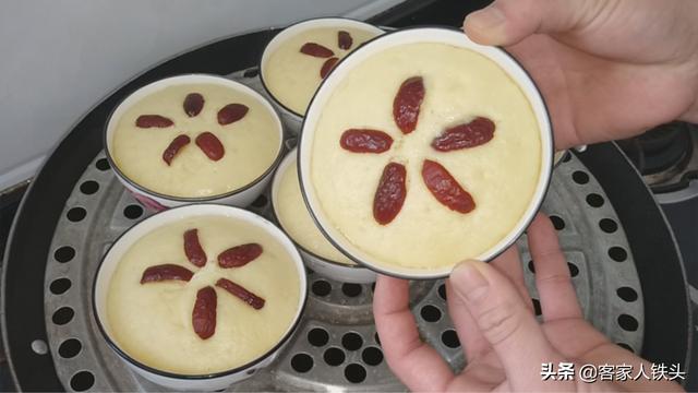 面粉中打入3个鸡蛋，筷子一搅装6碗，早餐一人吃一碗，简单营养