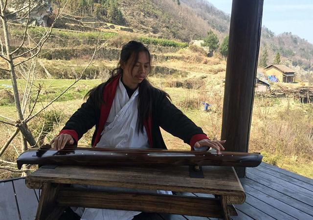 男子隐居海拔千米深山8年，与女弟子结婚生娃，