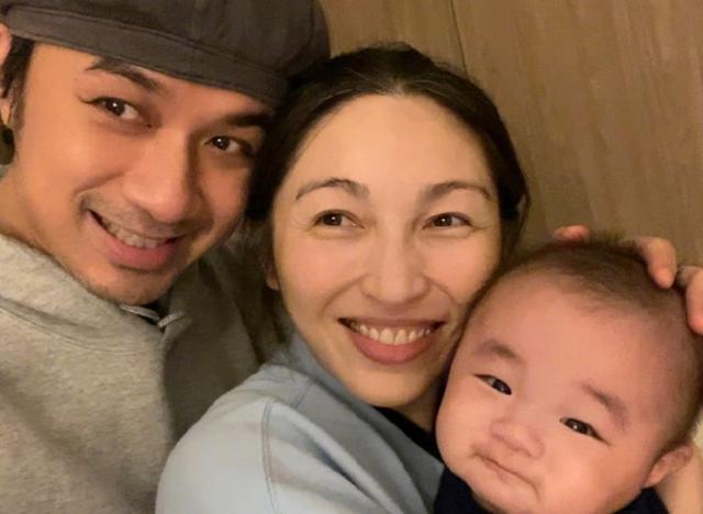 古巨基升级当爸，儿子发育得很健壮，52岁妻子生完孩子后却很沧桑