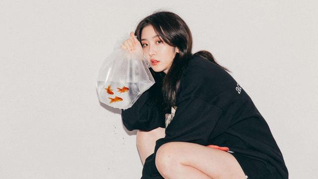 出道仅一个月，赵小棠实现弯道超车，手头资源