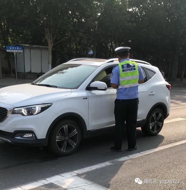 禹州交警积极开展端午节“一盔一带”安全宣传活动