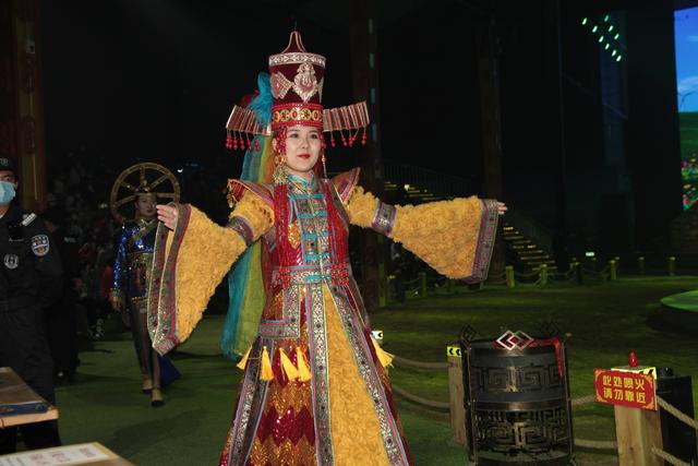 《相会敖包》在辉腾锡勒黄花沟草原旅游区窝阔台大剧院震撼首演
