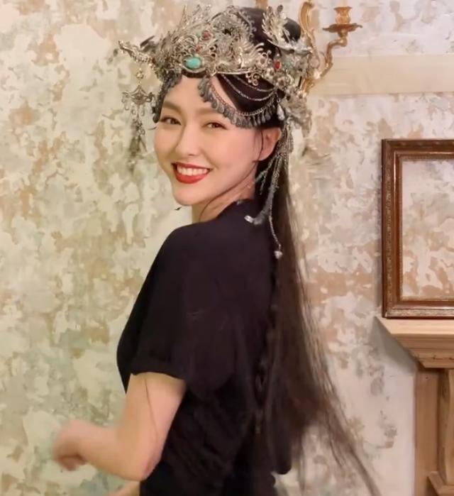 唐嫣生娃后首次亮相，截图放大4倍她的身材，确