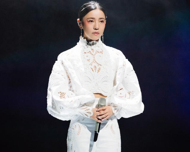 丁当节目接长发，本以为效果一般，看清效果后，粉丝都快认不出了