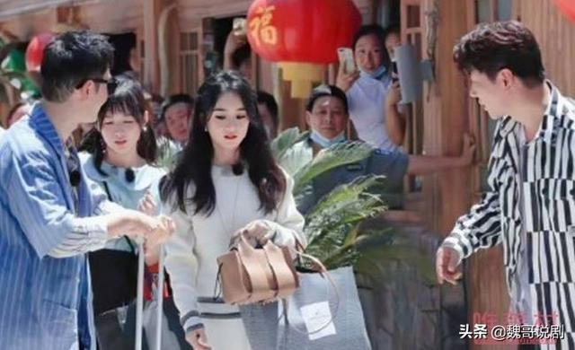 《中餐厅4》节目剧透赵丽颖黄晓明菜场买菜，赵丽颖管账