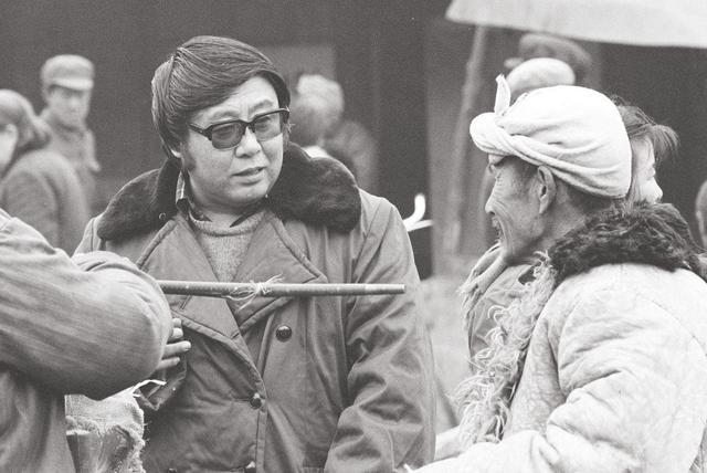 “专家”强行让老农上交祖传宝刀，表扬奖励10元，自己转手拿去卖