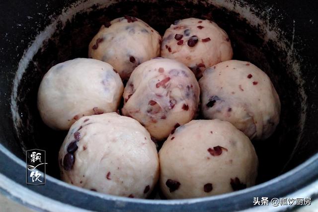 面粉加红豆，早起电饭锅一蒸，比面包还好吃，做早餐特别棒