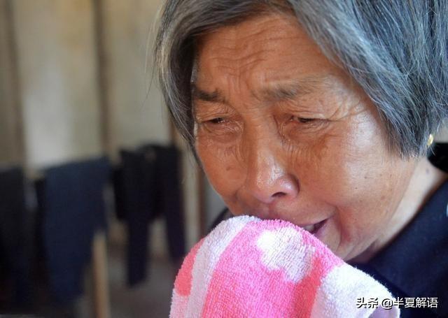 68歲婆婆心酸：沒給兒媳彩禮和坐月子，兒媳不養老，兒子不來往