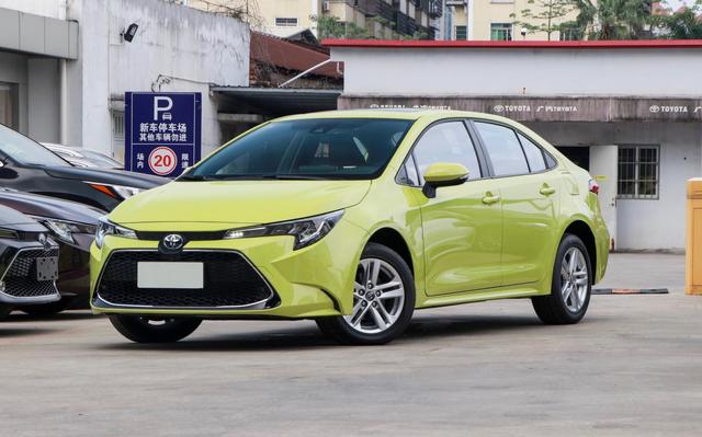 “低价高配”丰田车，凯美瑞的品质，油耗2毛