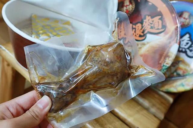 Costco的鸡腿泡面，真有大鸡腿？！网友：从未吃过如此厚道的泡面