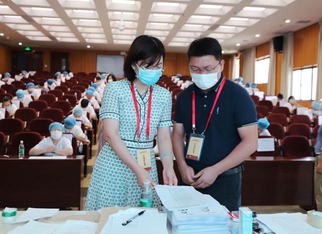 省、市督导组到南昌市洪都中医院督导医师资格考试工作