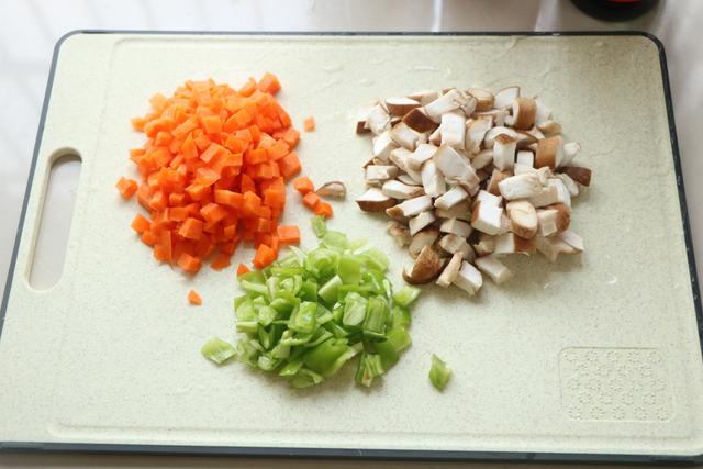 伏天别炒菜了，学会这个懒人焖饭，有菜有肉有饭，太适合懒人了