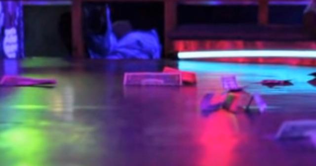 庆祝重新开张 美国一夜总会举行“戴口罩，脱衣