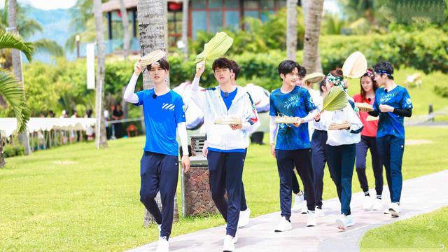 范丞丞顶着暴雨拍节目，蓝台又犯“老”问题，