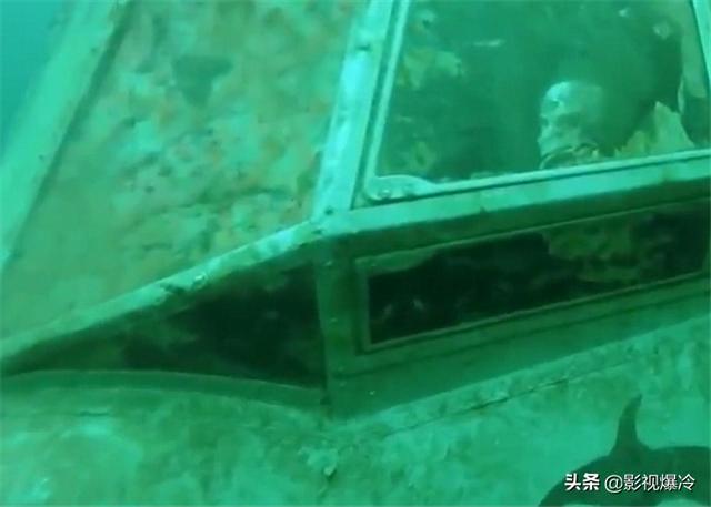 潜水员在海底发现飞机残骸，靠近后发现，机舱内还有“人”