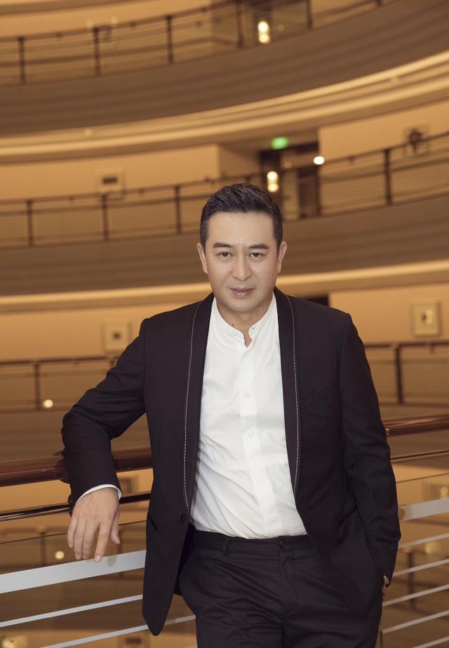 张嘉译两段婚姻都是“因戏结缘”，第二任妻子名气大且资源丰富