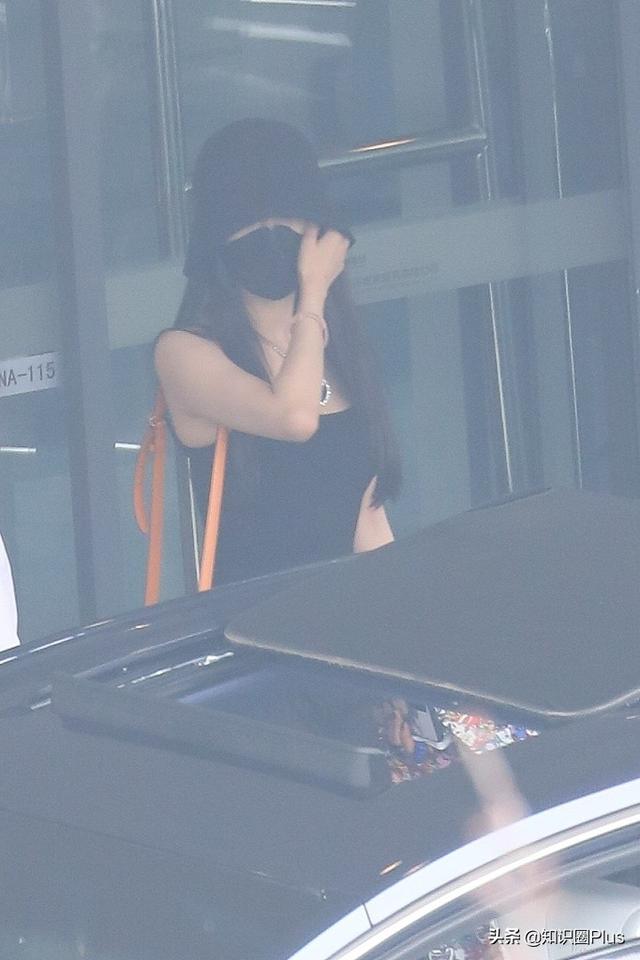 杨幂海洋之心项链搭配渔夫帽+黑色背心，一身