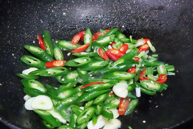 辣椒炒肉时，先炒肉还是辣椒？教你正确做法，肉质酥香不腻特下饭