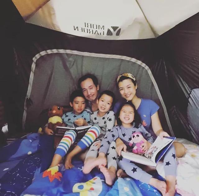 陈茵媺在家搞露营，一家五口挤帐篷超欢乐，陈豪大方分享幸福秘诀