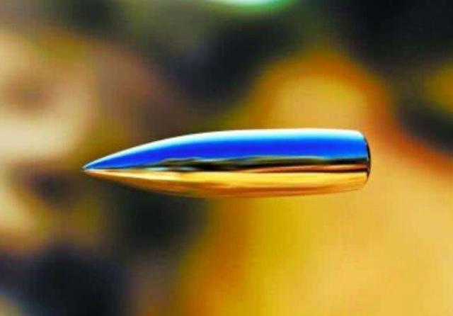 士兵在身上挂的手榴弹，被子弹击中后会爆炸吗？听听专家怎么说