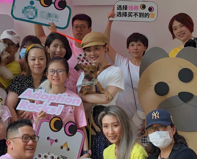 孙俪罕带儿女出席活动！搂怀里防跟拍显霸气，等等身高到妈妈肩膀