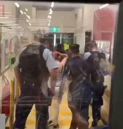 新冠病毒肆虐全球 印度惊现泡牛屎疗法 网友惊叹