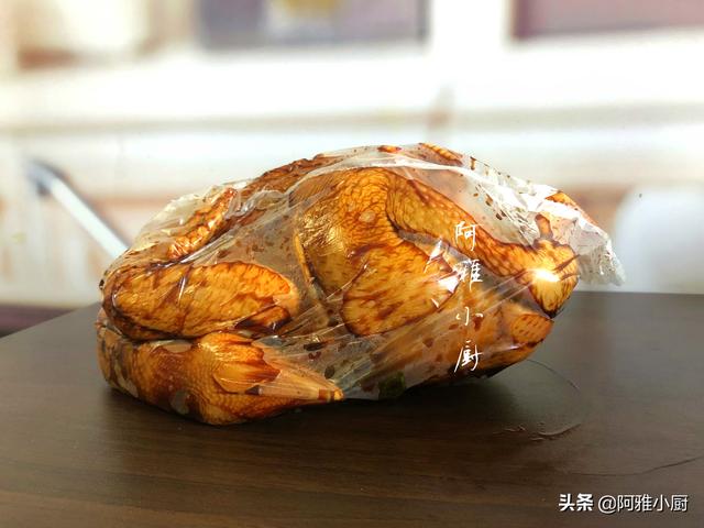 把1只鸡扔进电饭煲，不用放一滴水和油，出锅比烤鸡还好吃，真香