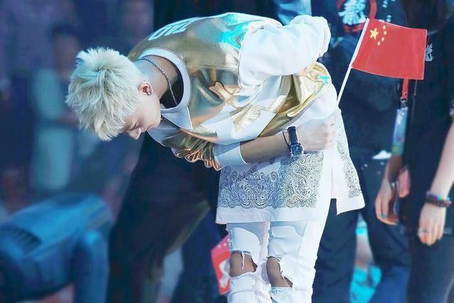 黄子韬飙脏话怒怼特朗普引争议，看完这一则消