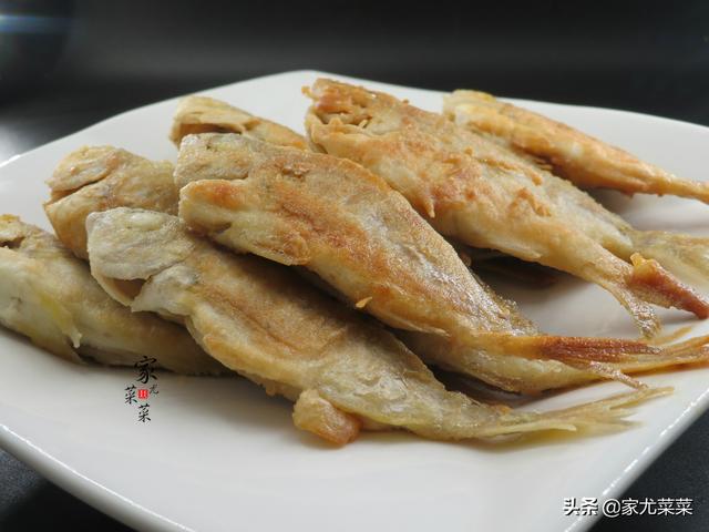 不管煎什么鱼，直接下油锅是不对的！煎鱼不破皮不粘锅，有诀窍
