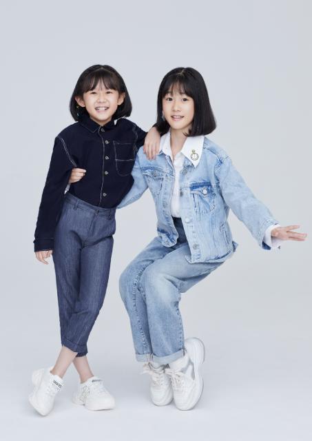 鲍蕾母女写真曝光，十一岁陆雨长势喜人，四肢纤细到难以置信