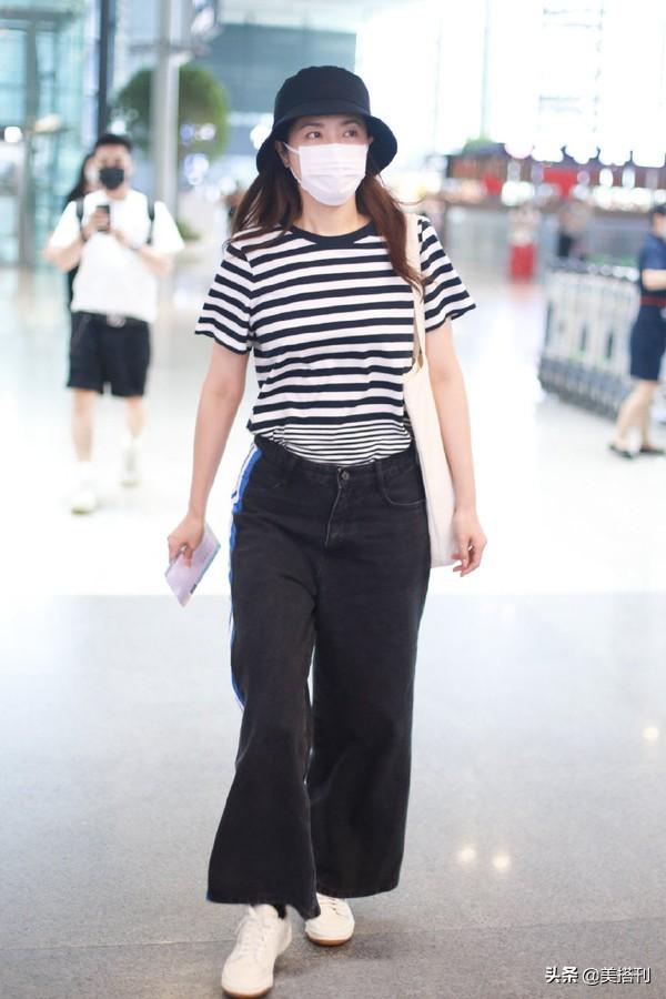 44岁曾黎真时髦，走机场穿大一码的阔腿裤，松松