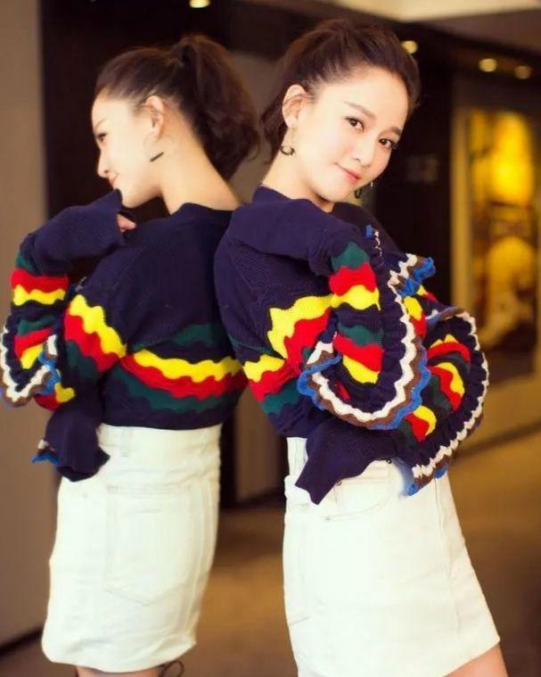 41岁陈乔恩越活越少女，穿彩色毛衣配半身裙清新