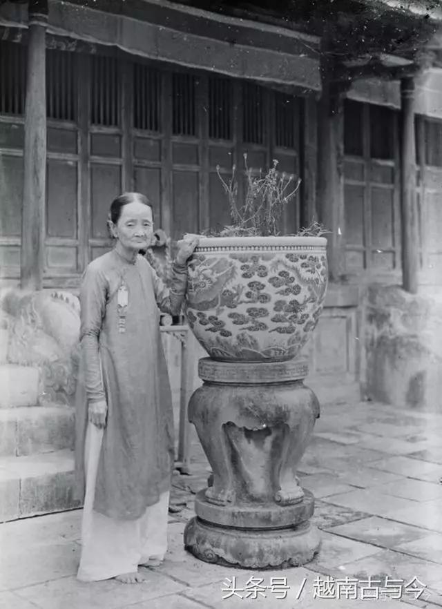 1929年越南阮朝皇宫老照片中的老宫女，都是一副深宫怨妇的模样