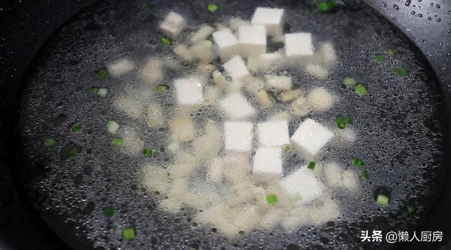 天热喝什么汤？嫩滑的豆腐，酥软的蛋皮，教你做豆腐蛋皮汤