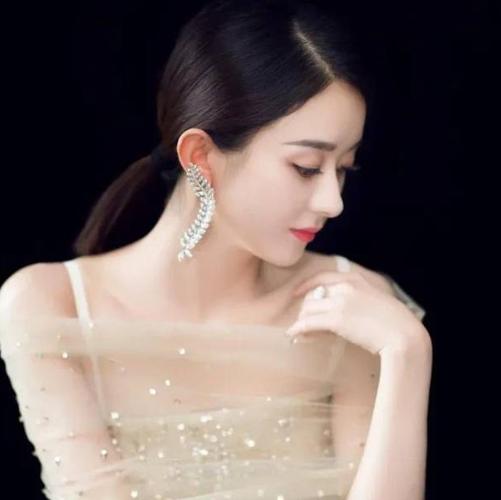 她中专毕业，演技比科班强，宣布结婚时微博瘫痪，婚礼未办生子