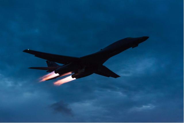 歼20出海了？收拾B-1B根本不是问题，横扫东亚几