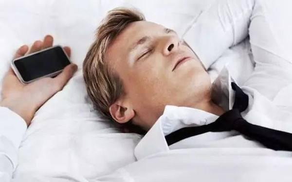 员工周末休息，老板打了2个电话未接，第二天上班看到通知心凉