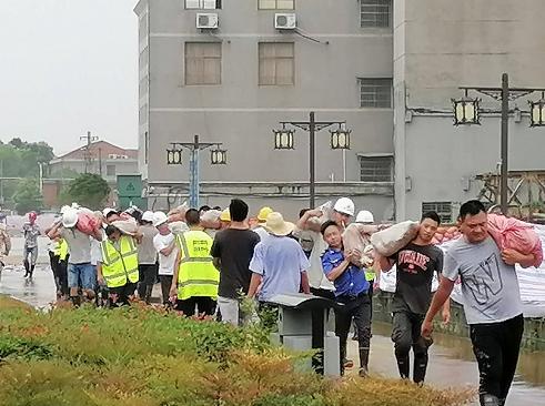 湖北武穴农行朱筝：“防汛抢险，我是党员，我先上！”