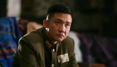 53岁何音近照，与黄志忠离婚9年，跟儿子相依为