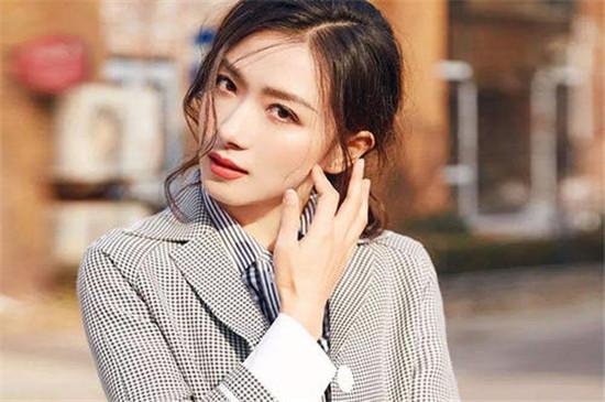 向来低调安静，节目一开场，居然成了乘风破浪的团宠